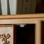 Vitrines en bois massif brun et verre