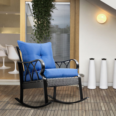 Chaise berçante de patio de couleur bleue. Coussins et accents rembourrés. Aluminium extérieur avec. Base en métal à bascule. Mobilier de jardin toutes saisons. Chaise berçante 36,5 po