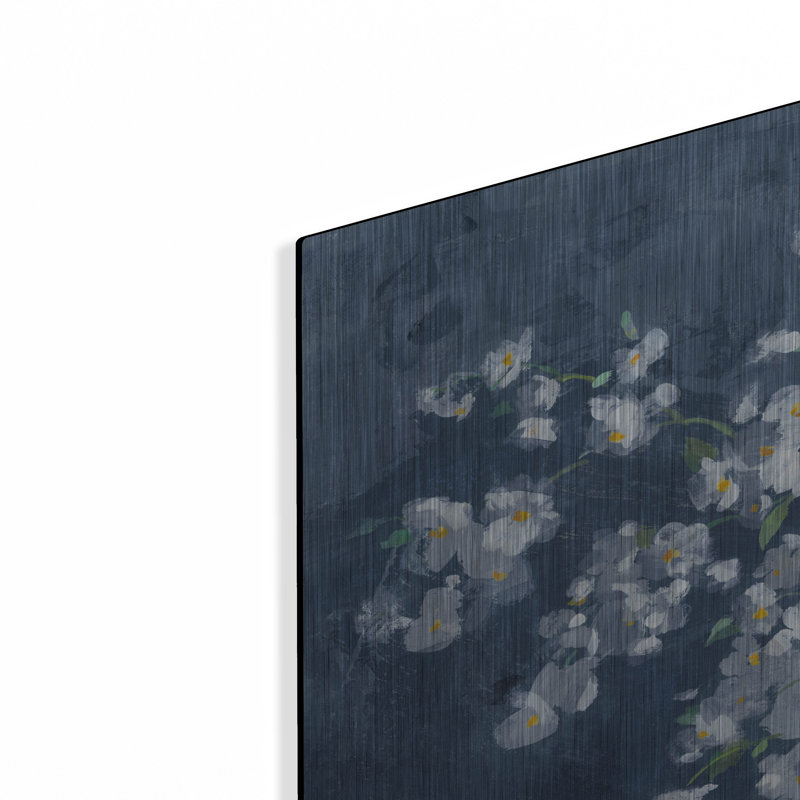 Art mural en métal Winston Porter «Fresh White Bouquet Dark Blue» par Danhui Nai, H 24 po x l 24 po