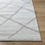 Tapis géométrique touffeté à la main rectangulaire en polyester gris clair Roze-1044071431