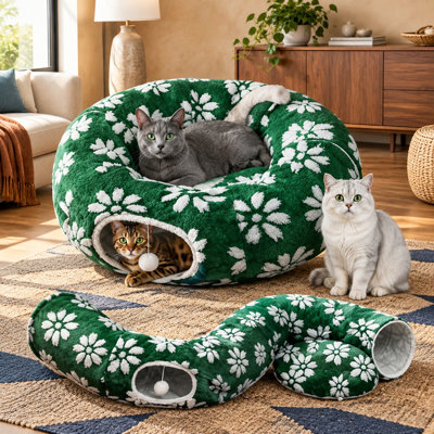 Des balles suspendues sont disposées à l'intérieur de ce tunnel rond Green Flower, qui combine une grotte à cache-cache, un lit en forme de beignet et un tapis circulaire pour le jeu intérieur des chiots, chatons et lapins.