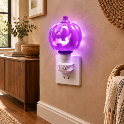 Avec son design de citrouille d'Halloween violette, cette veilleuse murale est un accessoire à la fois effrayant, mignon et amusant pour Noël et l'Halloween ; le paquet de 1 utilise une ampoule DEL E26 à flamme de 2 W avec une prise américaine rotative à 360°.