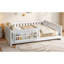 Lit plateforme en bois pleine grandeur avec garde-corps et tablettes de rangement, blanc