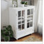 Buffet minimaliste blanc avec portes doubles en verre et tiroir