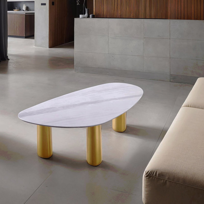 Table basse contemporaine 1 pièce avec dessus en pierre frittée, pieds dorés, coins doux et finition or mat