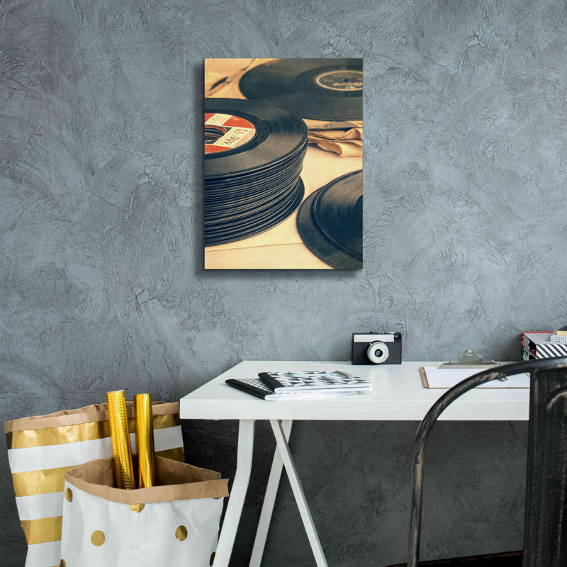 «Old 45s» par Edward M. Fielding, estampe numérique sur toile, H 16 po x l 12 po x P 0,75 po