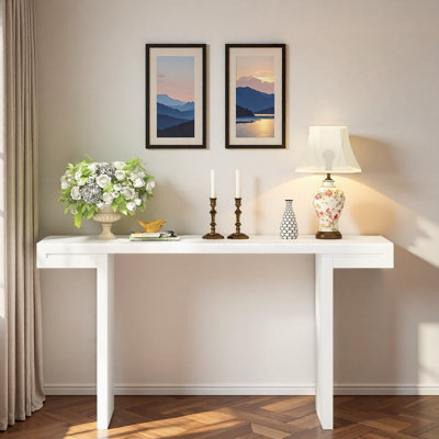 Console avec lignes géométriques et pieds réglables