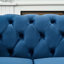 65 po 2 places avec revêtement en velours bleu, accoudoirs roulés, têtes de clou, design moderne Mid-Century, bois de pin massif, mousse haute densité + ressorts, siège mi-souple, pour accoudoirs roulants de bureau, structure en bois,