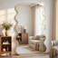 Miroir surdimensionné arqué en métal surdimensionné-606321071-629761280