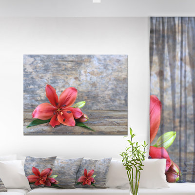 «Beautiful Fallen Red Lily Flower», reproduction de photo sur toile tendue