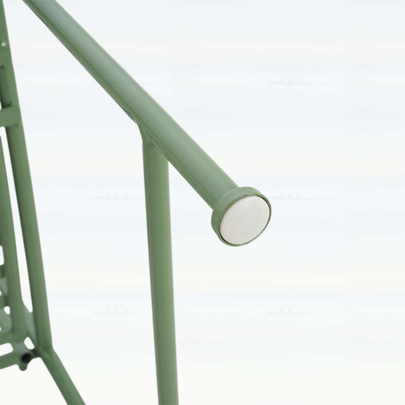 Charmant banc de jardin pour l'extérieur avec double siège et dossier courbé élégant, parfait pour se détendre et socialiser dans des espaces verts.