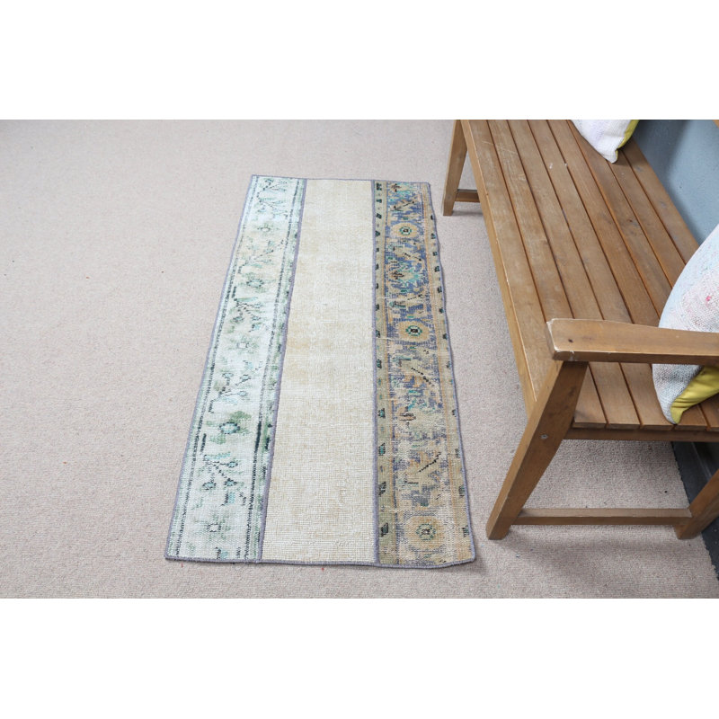 Tapis turc rétro dans des tons beiges et verts avec des motifs traditionnels pour une décoration intérieure unique