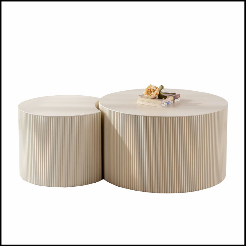 Table basse ronde avec relief fabriqué à la main, piédestal robuste et conception en forme d'olive pour des espaces de vie élégants