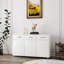 Table d'appoint blanche avec 3 portes et un espace de rangement considérable