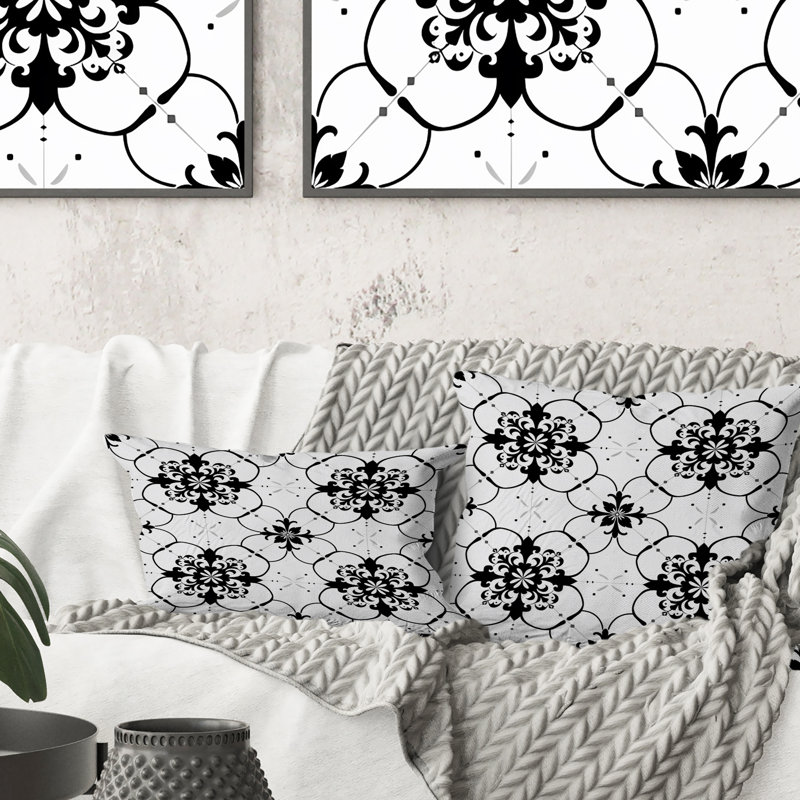 Coussin décoratif noir à motif quadrilobe noir et blanc, H 16 po x l 16 po