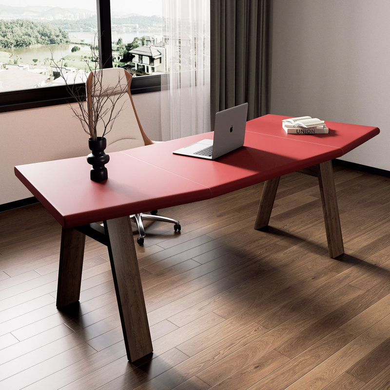 Bureau en bois massif rouge Free Form + Barenia, H 29,53 po x l 70,87 po x P 31,5 po