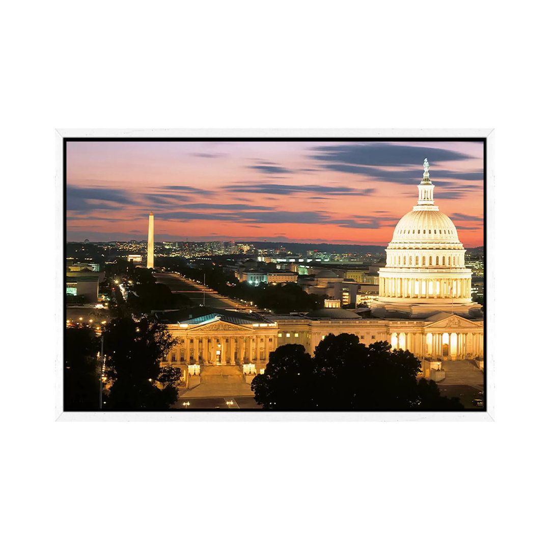 Blick von oben auf eine beleuchtete Stadt in der Abenddämmerung, Washington DC, USA