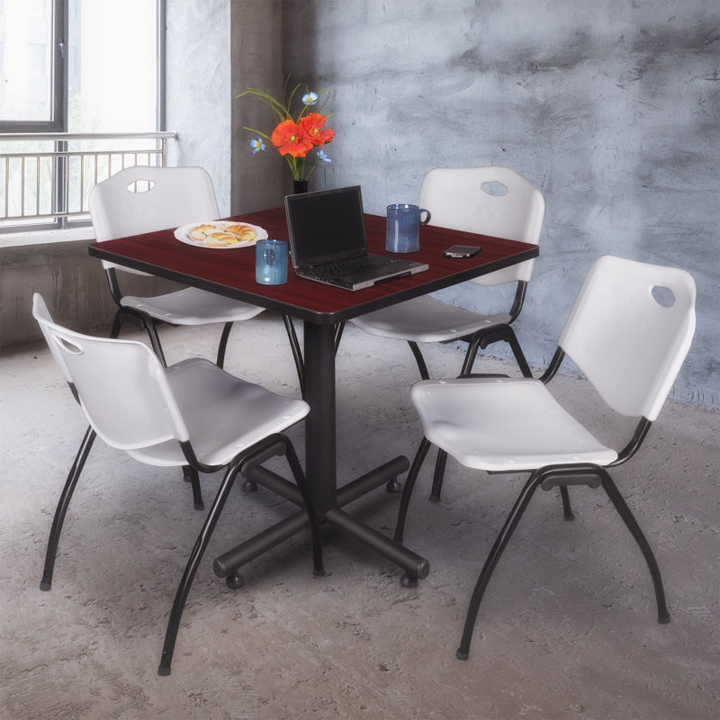 Table de salle de repos carrée Nicklo, chaises empilables 4 M, gris, 29" H x 30" L x 30" D, Acajou