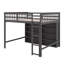 Lit mezzanine double avec tablettes de rangement ouvertes et échelle-915973392