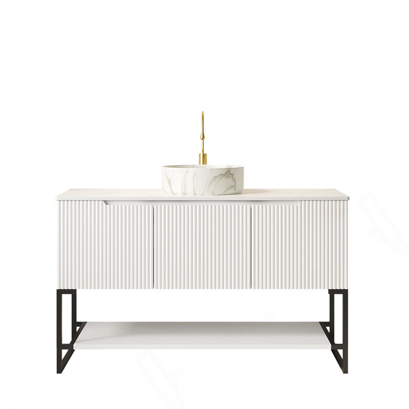 Meuble-lavabo de 48 po avec meuble-lavabo autoportant avec 3 portes et une tablette ouverte, lavabo rond en céramique blanc mat avec motif en pierre et plateau en pierre frittée blanc de Carrare, couleur blanche