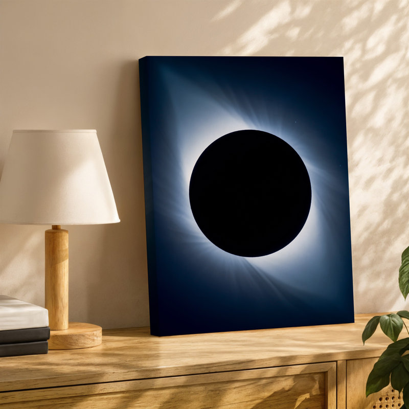 Toile Une éclipse solaire totale capturée contre un ciel noir profond avec une silhouette sombre parfaitement ronde d'art sur toile