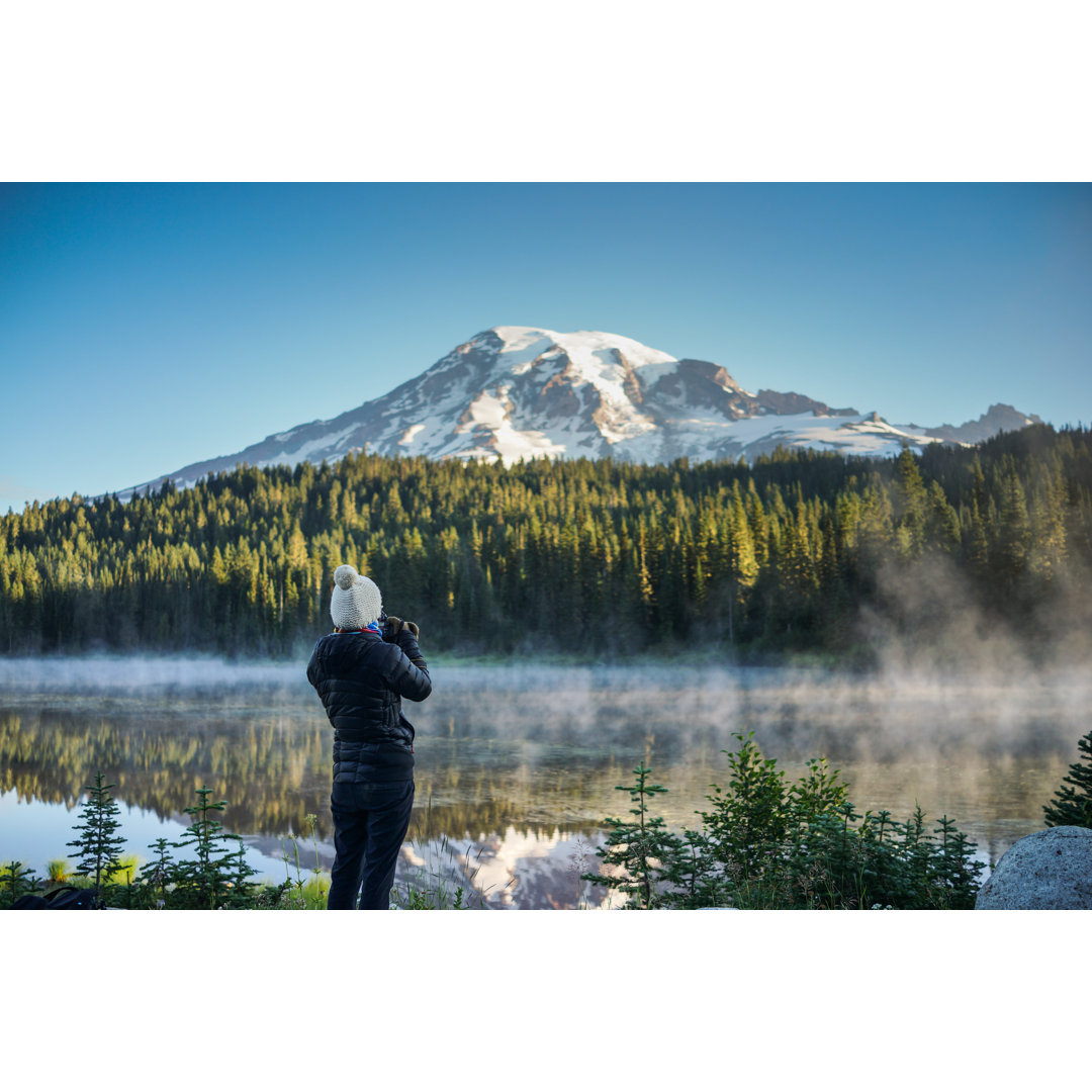 Leinwandbild Die Frau, die Bilder von Berg und See macht