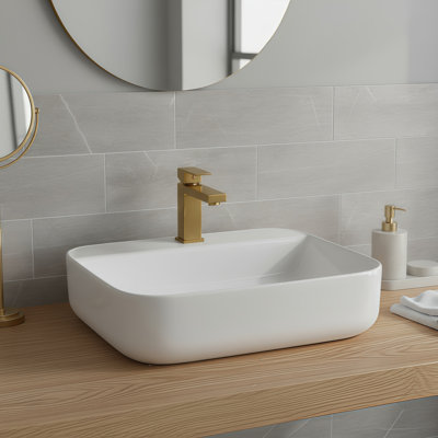 Lavabo blanc rectangulaire en céramique, finition simple, belle et pratique.