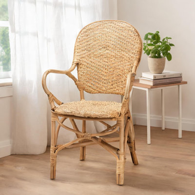 Chaise d'appoint bohémienne avec accoudoirs ergonomiques, finition brun chaud en rotin naturel, structure en bois massif, L 24,4 po x l 22,4 po x H 35,6 po