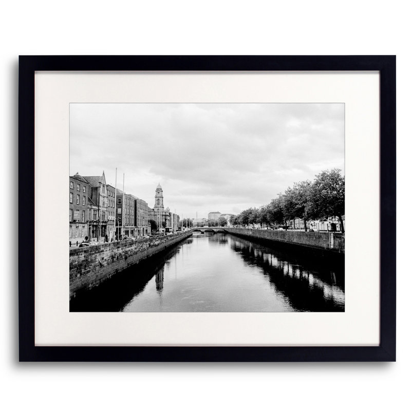 «River Liffey Dublin» par Scott Wurzel - photographie, Papier avec cadre noir, 16" H x 20" W