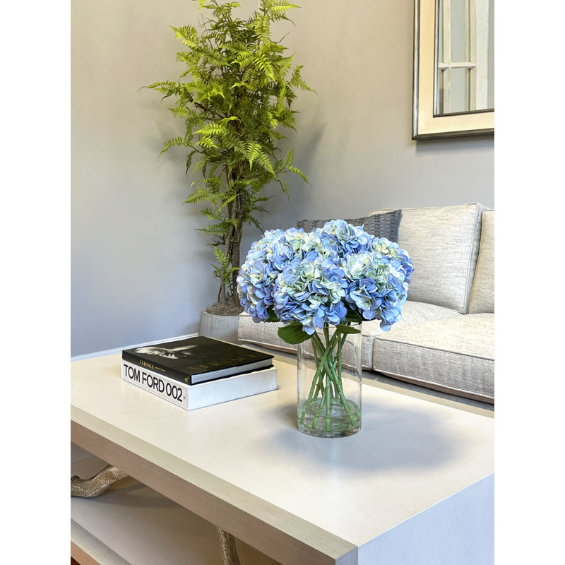 Hortensias disposés dans un vase en verre, Bleu / Vert