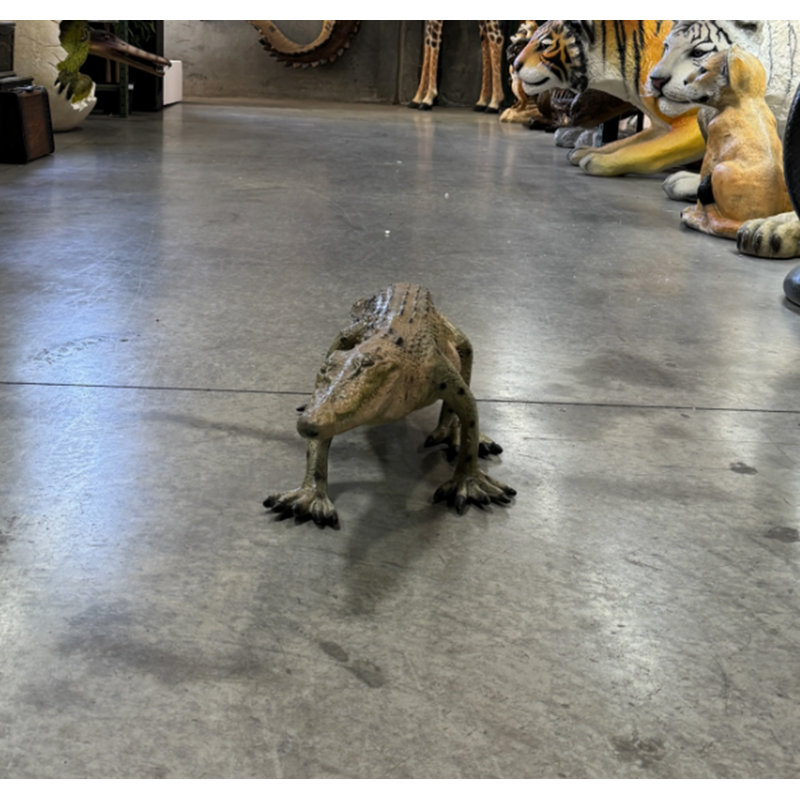 Statue de bébé crocodile qui marche