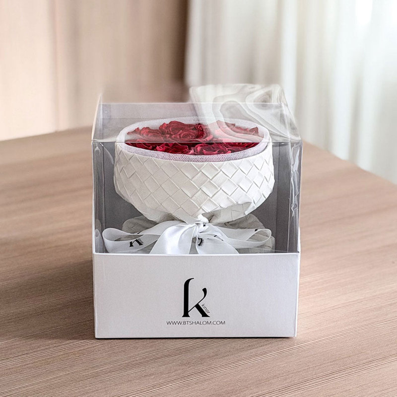 Bouquet de cuir avec des roses rouges préservées, Rouge