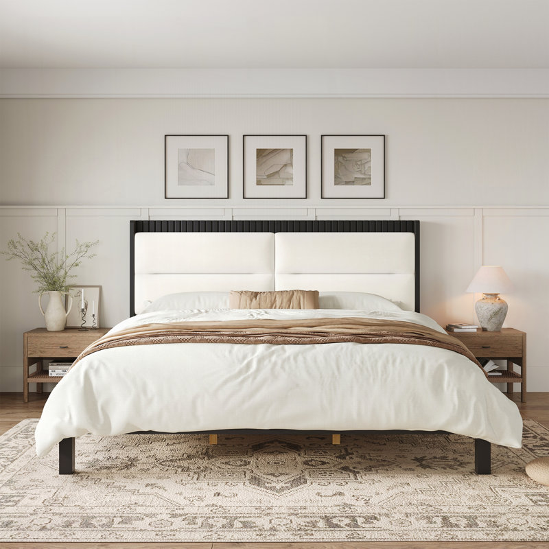Structure de lit plateforme en bois massif de très grande taille avec tête de lit tapissier en velours beige, aucun sommier tapissier requis
