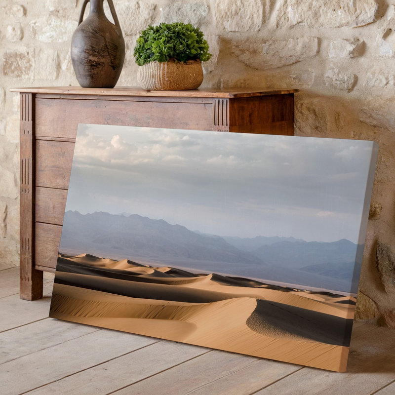 Toile, «A Vast Desert Landscape Under A Soft Overcast Sky», art mural avec Dunes de sable qui créent une douce vague
