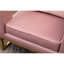 Chaise avec accoudoirs rembourrée rose avec des carrés découpés et un cadre en métal fiable