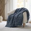 Plaid réversible en fausse fourrure froncée unie bleu ardoise 50 x 60 po