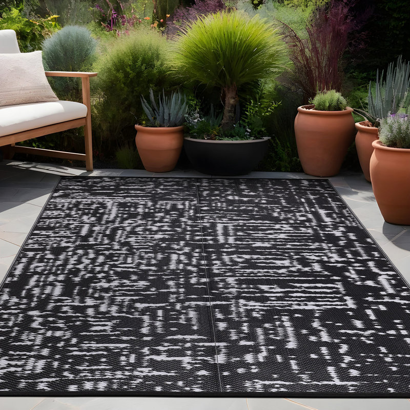 Aldo Reversible Plastic Black and White Outdoor Rug, Rectangle 4' x 6'