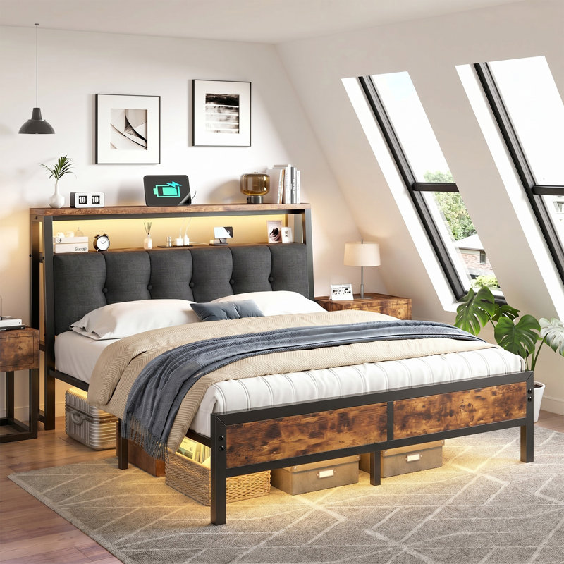 Lit plateforme moderne en bois et métal avec tête de lit rembourrée, éclairage DEL, station de recharge et rangement sous le lit