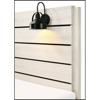 Luxurious Bed with Elegant DecHeadboard, Perfect for Comfort and Style in Any Bedroom.