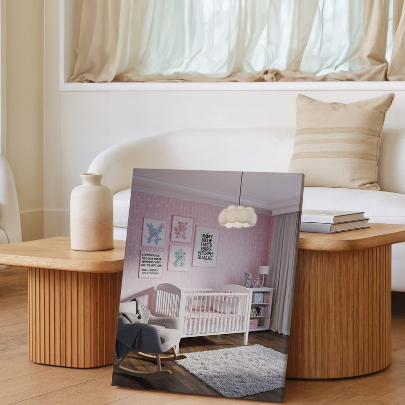 La toile crée une scène de chambre de bébé douillette et fantaisiste mettant en vedette une pièce doucement éclairée au mur avec des murs rose pastel ornés de délicates impressions sur toile