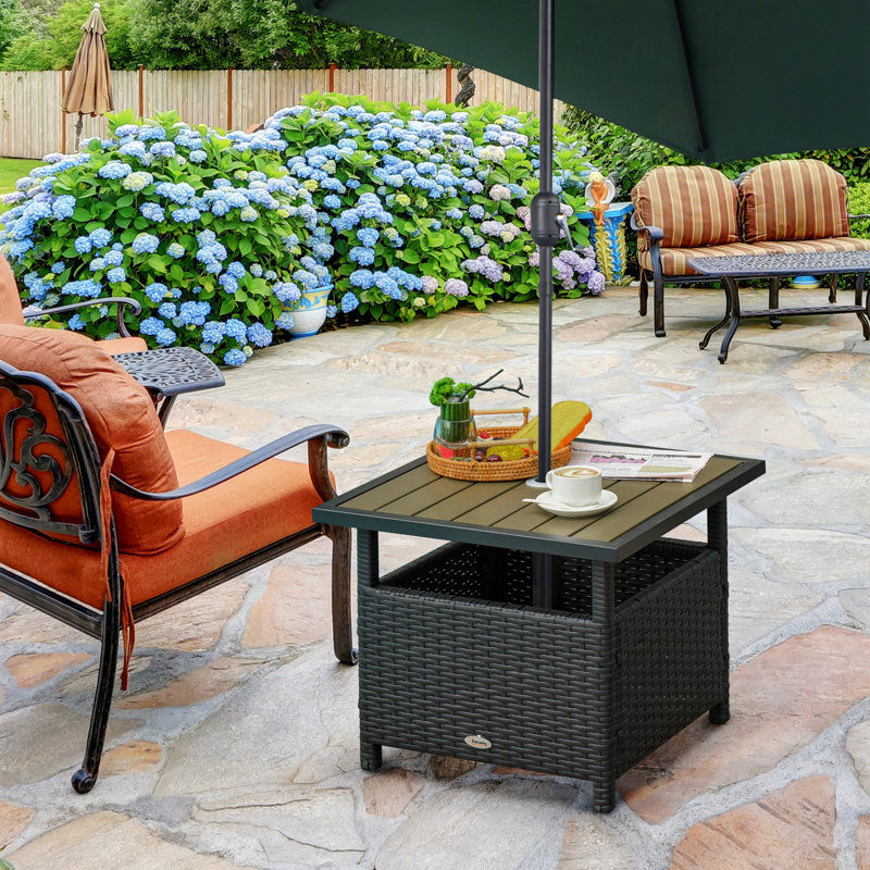 Table d'appoint 22 po en osier de rotin avec structure en acier, trou pour parasol