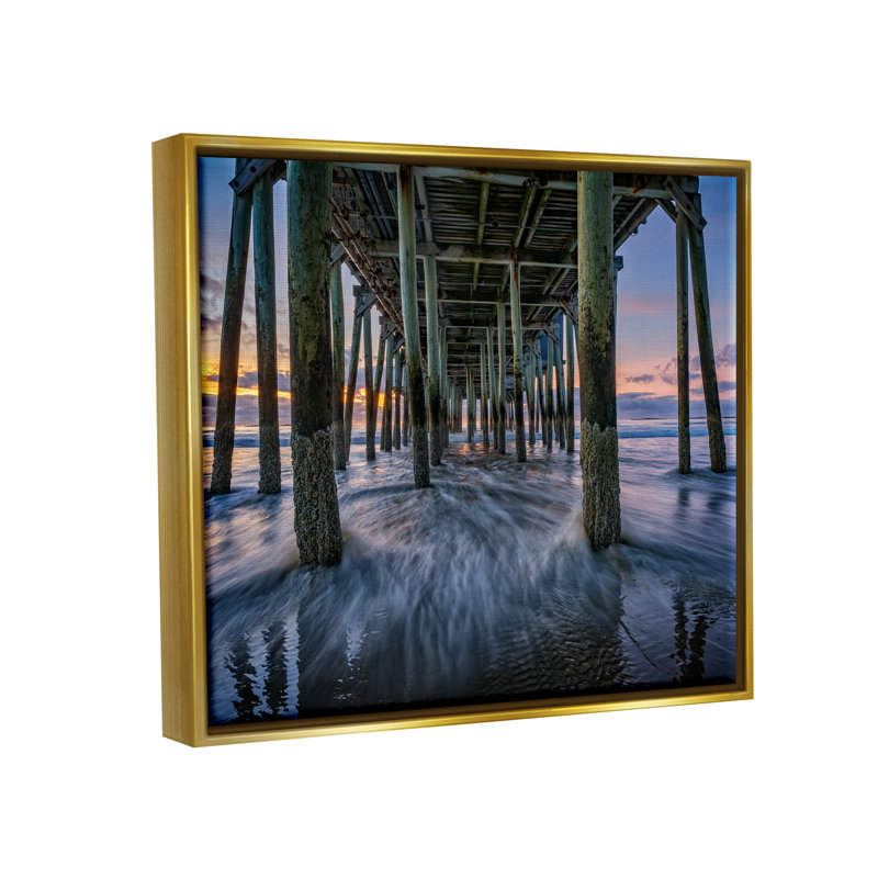 «Under Pier Beach Beach», art mural flottant par Rick Berk, H 25 po x l 31 po x P 1,7 po, Cadre flottant métallique doré