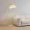 Lampe sur pied Arc, avec abat-jour en tissu plissé et base en marbre, interrupteur au pied et cadre en panneau de fibres à densité moyenne incurvé, style minimaliste moderne
