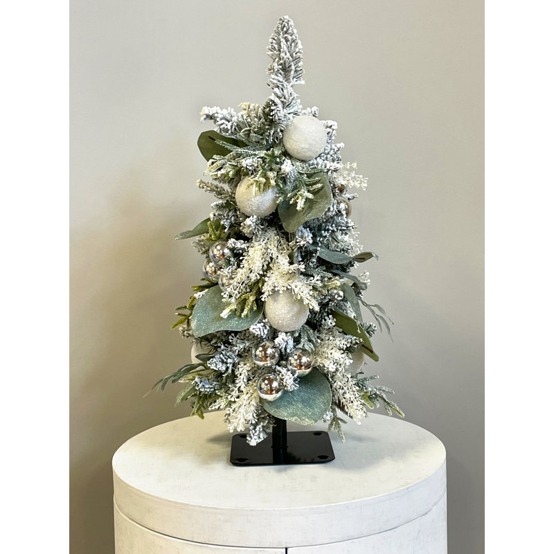 Arbre de Noël floqué avec feuilles et ornements magnolia