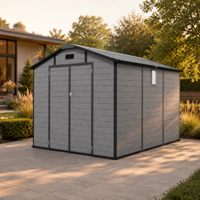 8 pi L 10 pi. D Remise de rangement extérieure en plastique avec plancher, portes doubles verrouillables, 2 fenêtres, lanterneau Ridge et 3 bouches d'aération