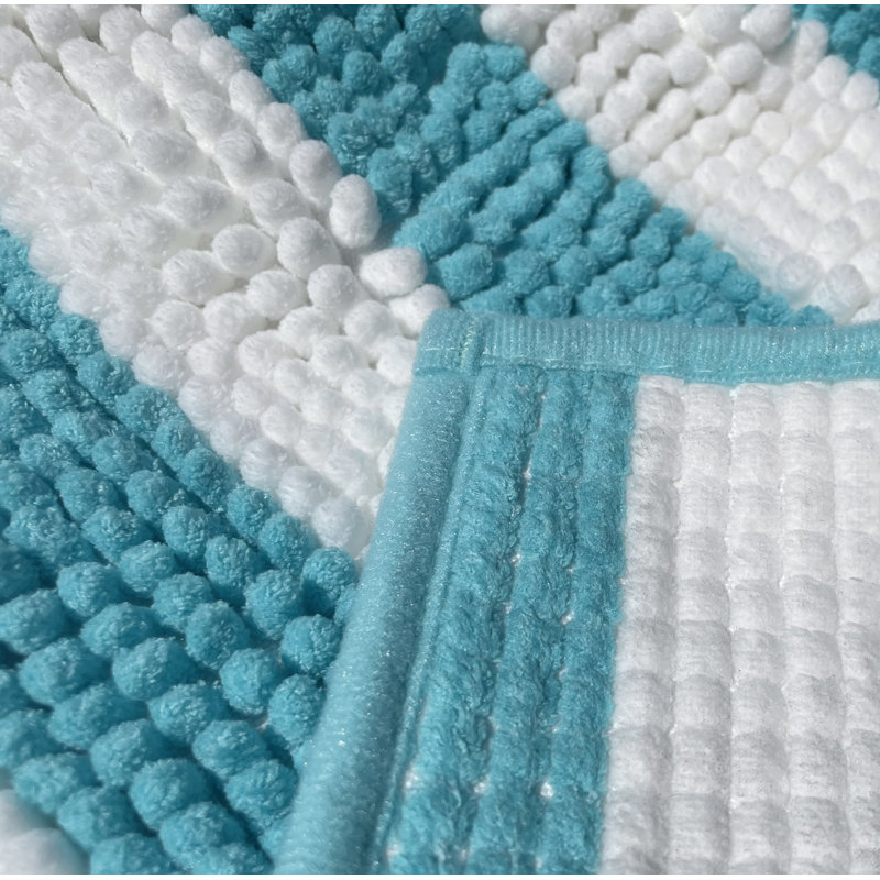 Tapis de salle de bain 47 po X 27 po, Blanc / bleu clair