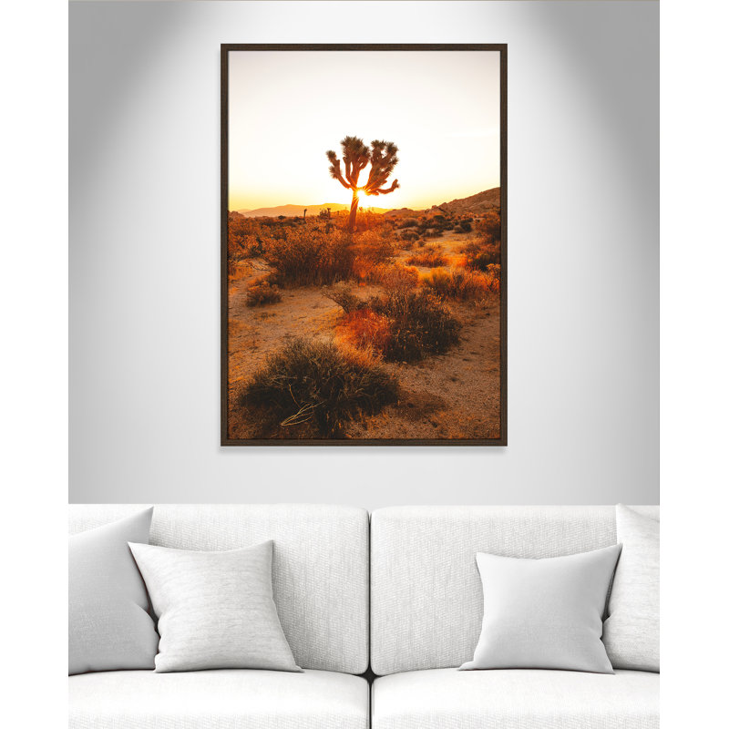 «Desert Dawn» par Joshua Earle - reproduction imprimée, H 41,5 po x l 29,5 po x P 0,75 po, Cadre mince en noyer, Pas de tapis
