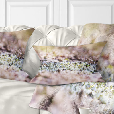 Coussin décoratif à petites fleurs blanches et roses