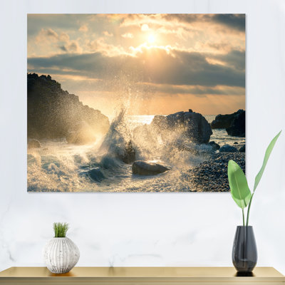 Grande vague frappant le rocher à la plage - photographie sur toile