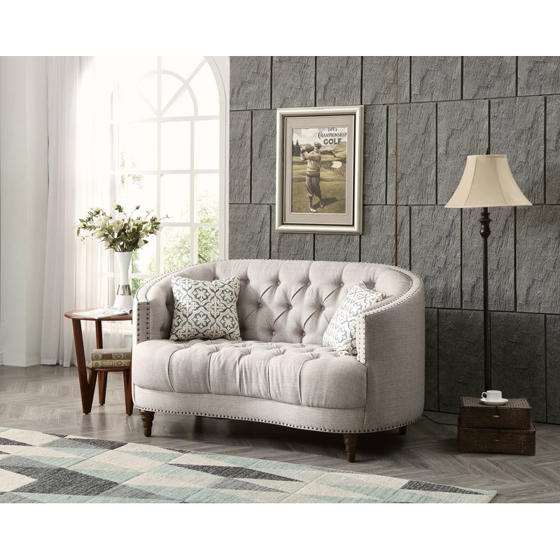 Causeuse élégante gris clair pour les espaces confortables, parfaite pour les petites pièces et les sièges confortables